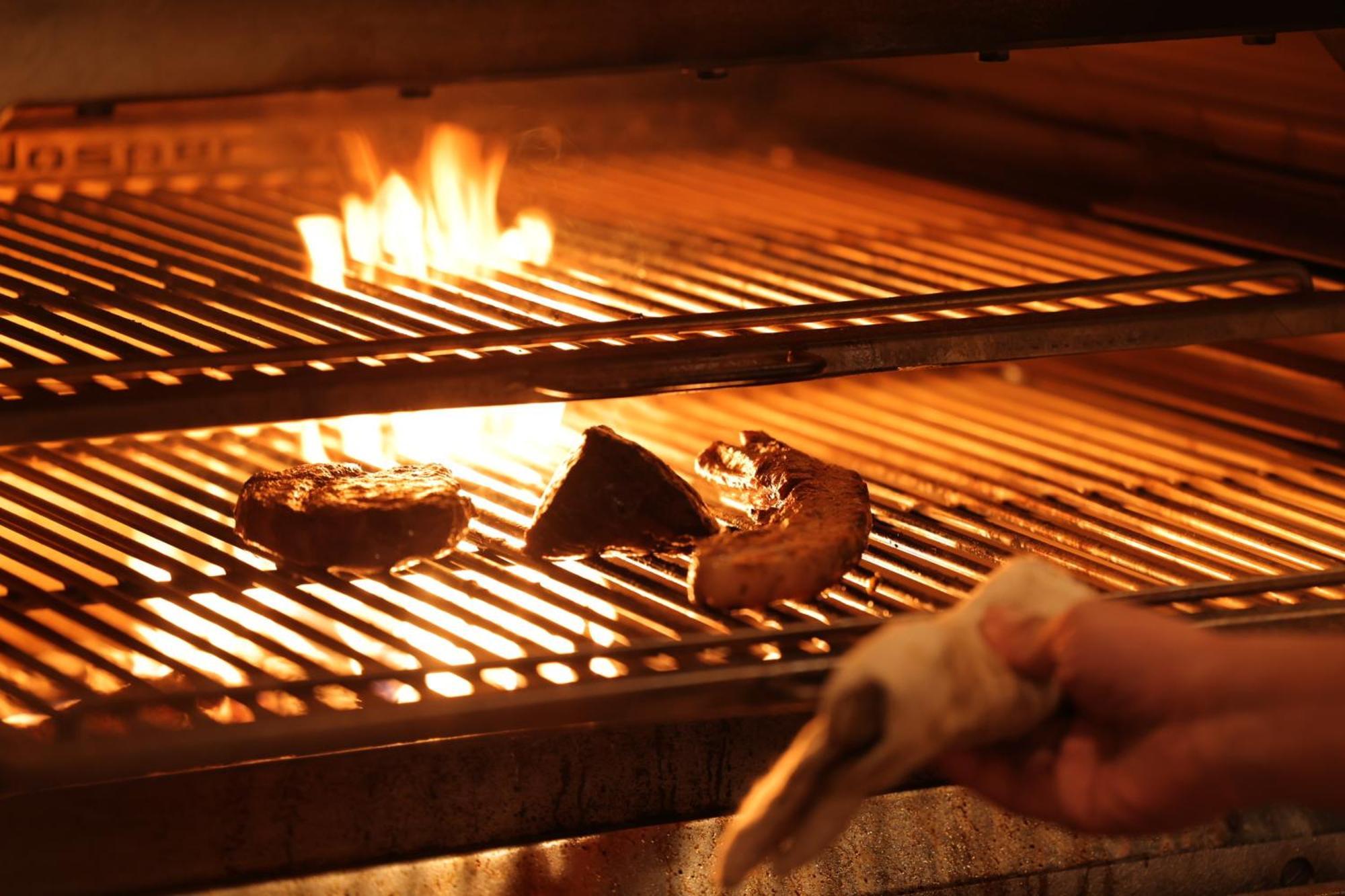Nohga Hotel Kiyomizu Kjóto Exteriér fotografie Cooking over a wood-burning grill