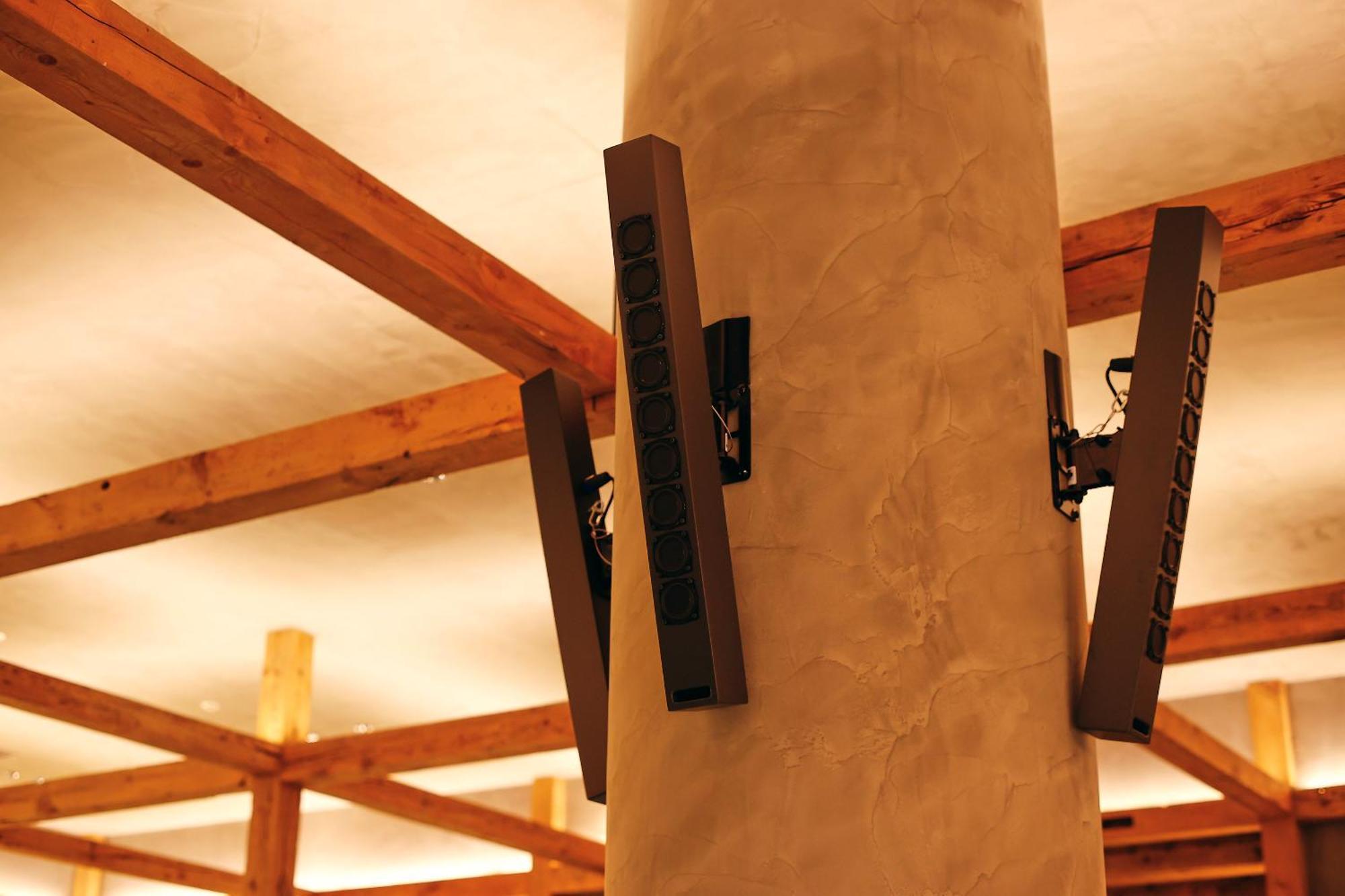 Nohga Hotel Kiyomizu Kjóto Exteriér fotografie A pair of line array loudspeakers mounted on a column